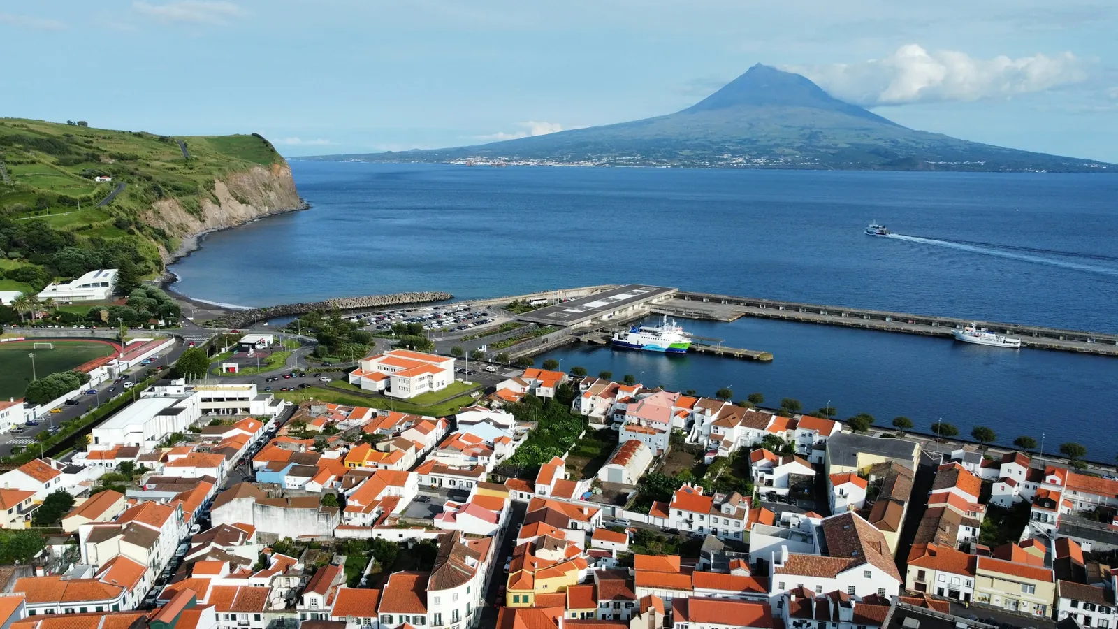 Lac de cratère verdoyant des Açores au lever du soleil, archipel volcanique en plein Atlantique