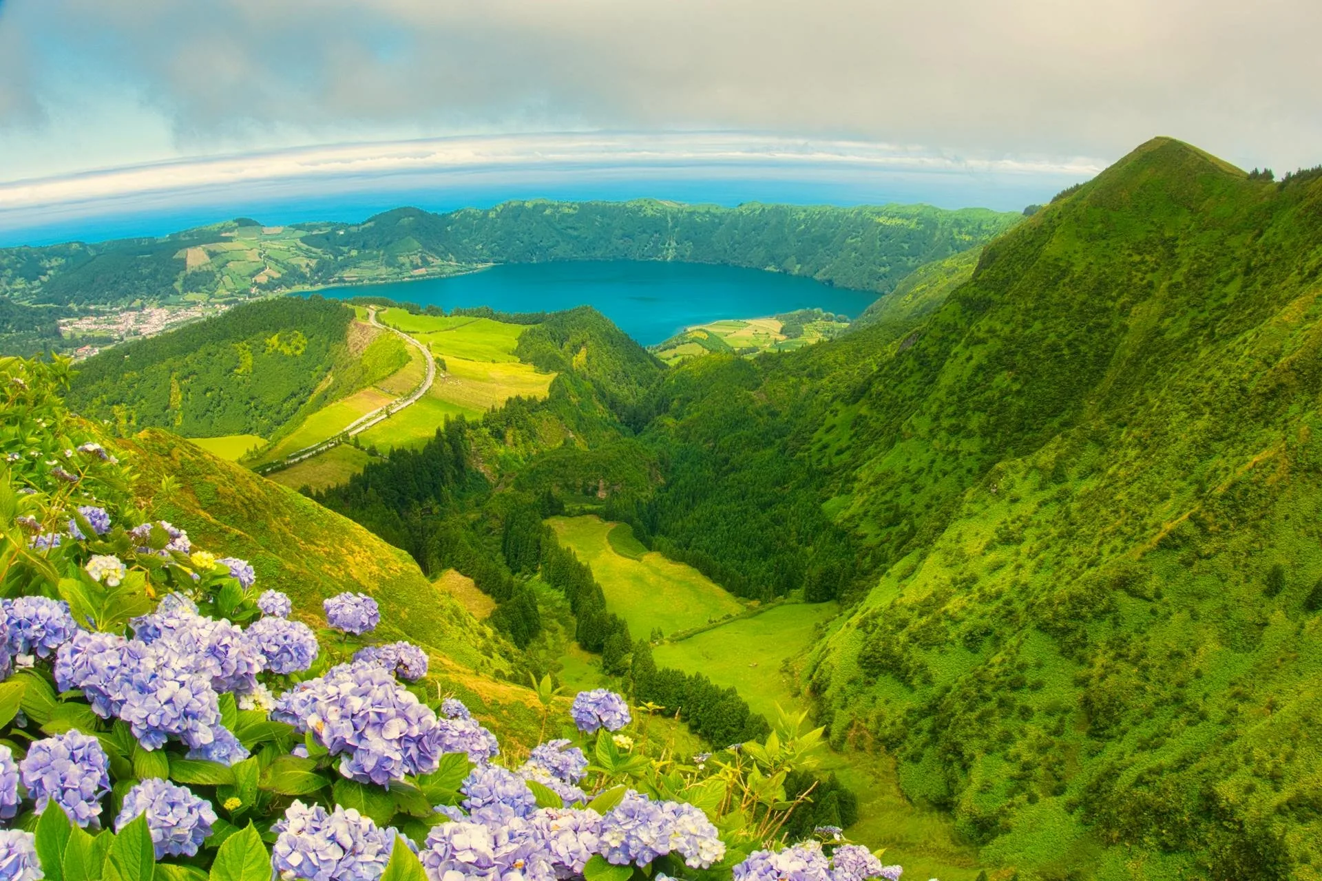 Lac de cratère des Sete Cidades aux eaux bleu et vert au cœur d'un volcan verdoyant de São Miguel, aux Açores