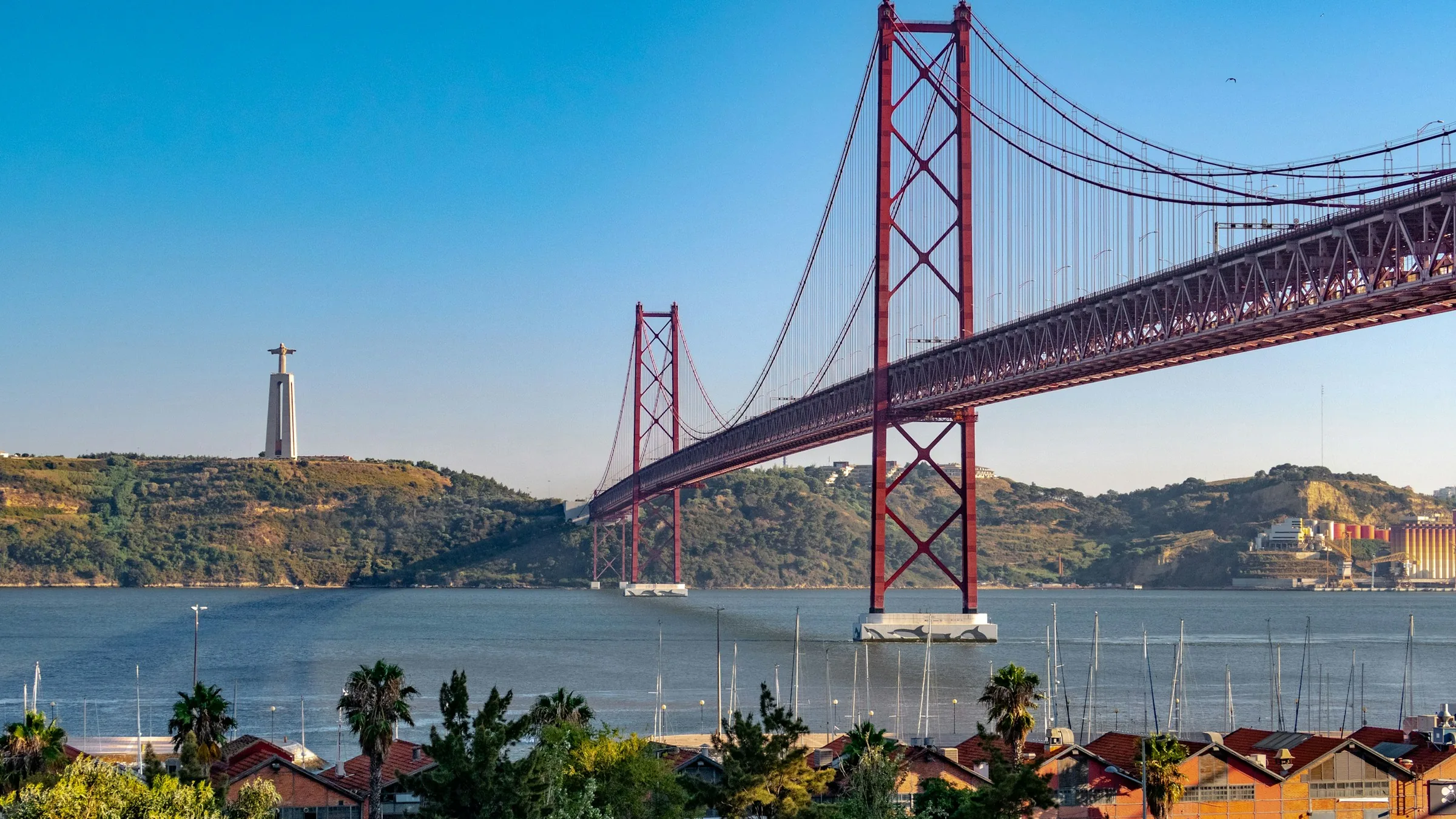 Lisbon and the 25th of April Bridge over the Tagus, the gateway to corporate seminars in Portugal
