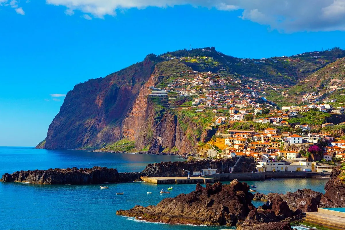 Côte verdoyante et montagnes de Madère plongeant dans l'Atlantique, décor d'incentive nature