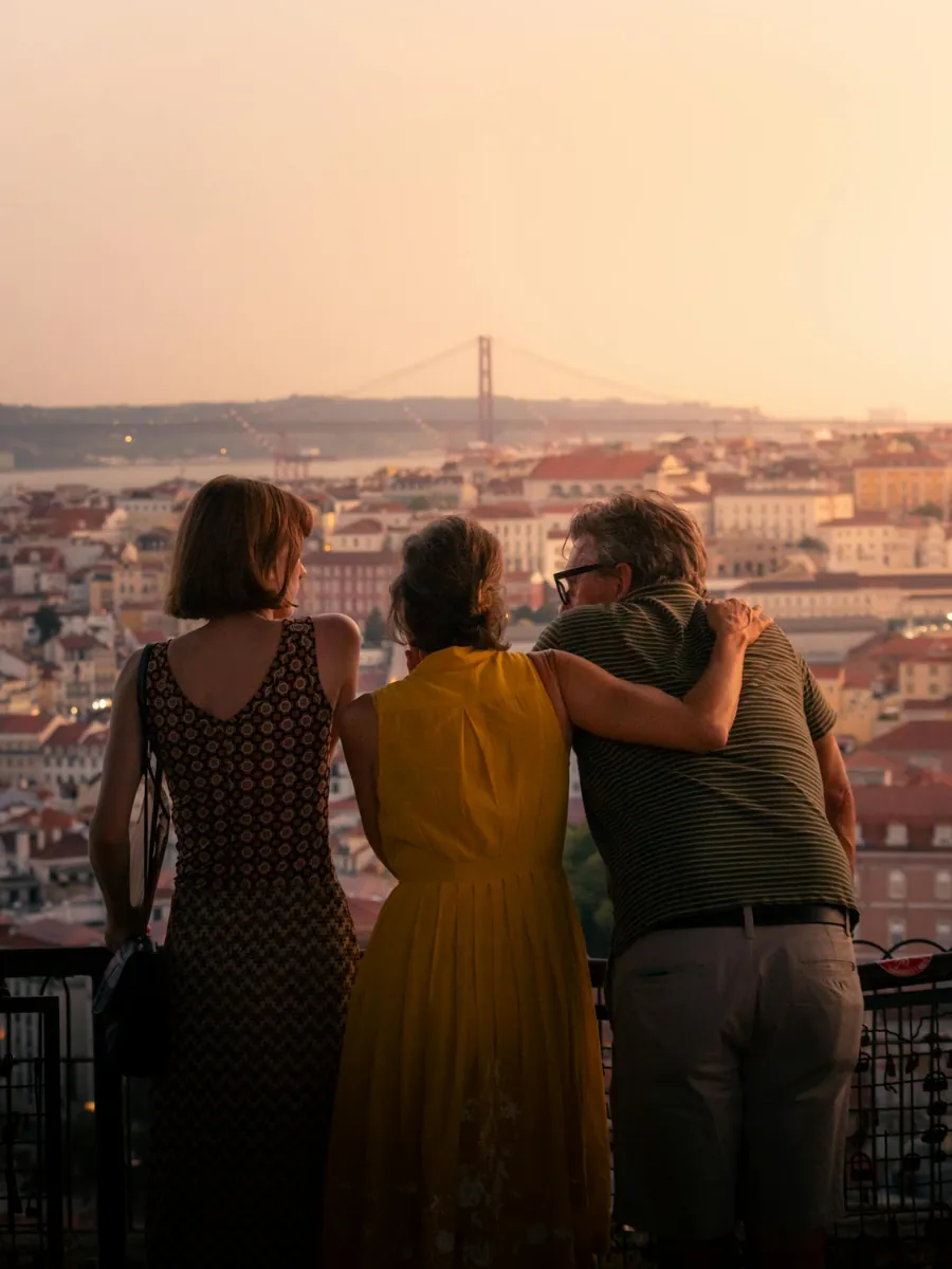 Groupe de collaborateurs en incentive face à un panorama de Lisbonne au coucher du soleil