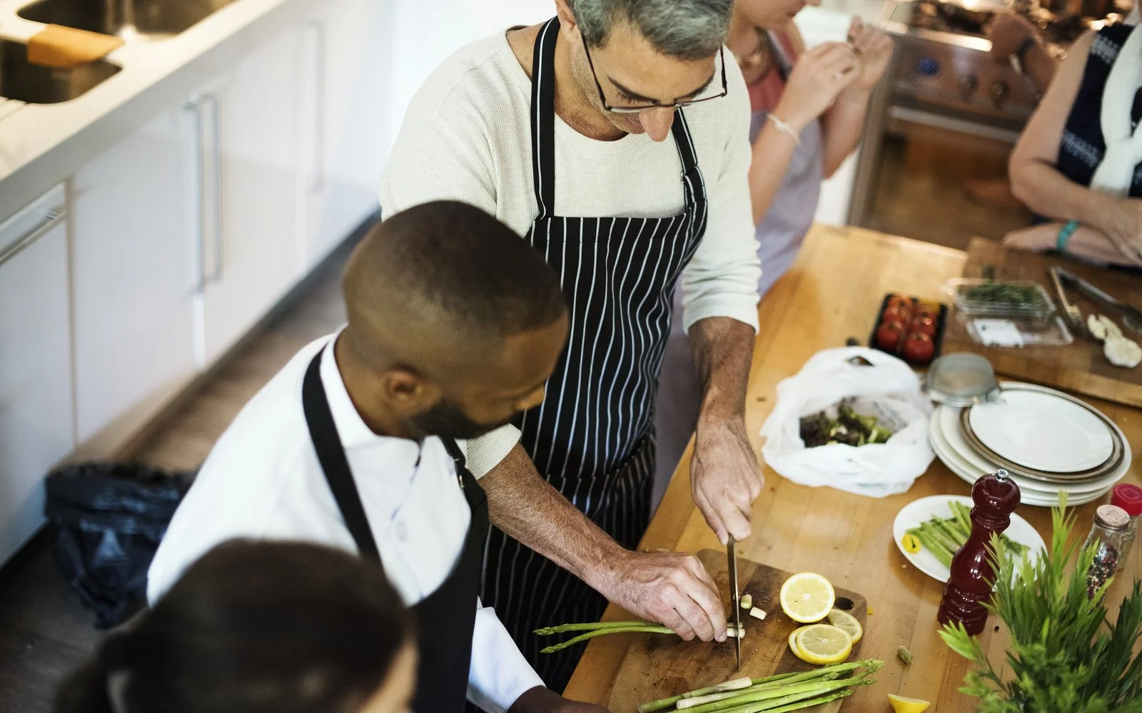 Atelier culinaire collaboratif de team building autour d'un plan de travail garni de produits frais portugais · Solcanto Events